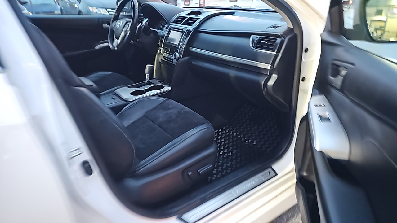 2013 Toyota Camry SE Loaded/Leather Seats/Heated Seats/Power Seat/Sun Roof/Alloy Wheels/Rear View Camera/Spoiler/ECO Mode. $12449