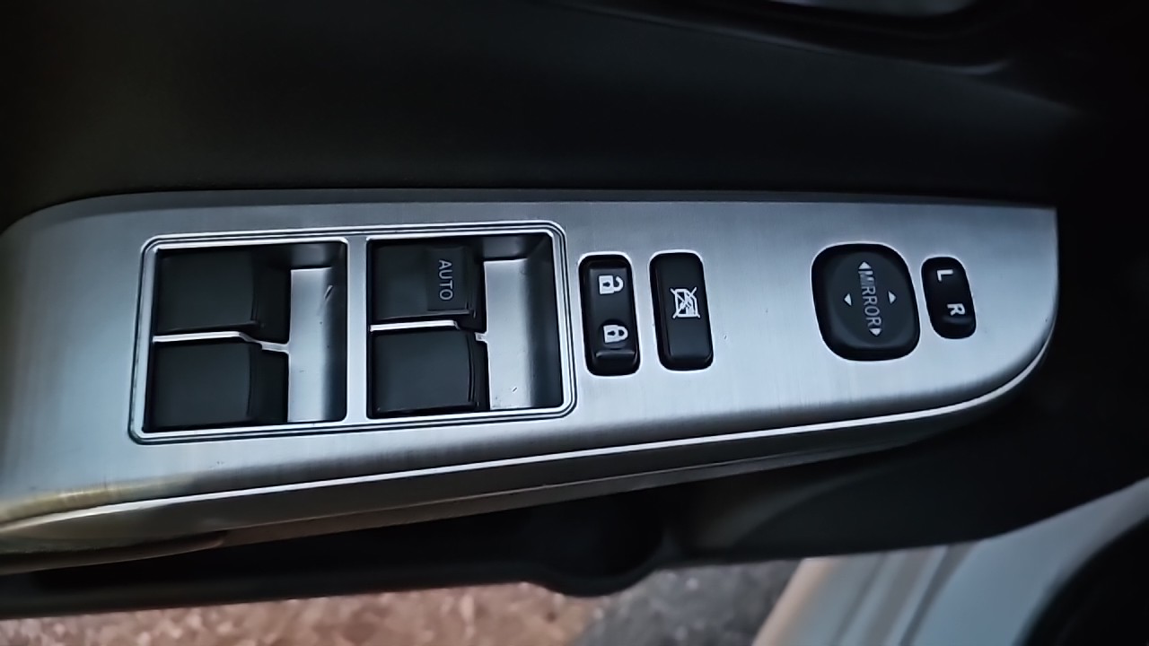 2013 Toyota Camry SE Loaded/Leather Seats/Heated Seats/Power Seat/Sun Roof/Alloy Wheels/Rear View Camera/Spoiler/ECO Mode. $12449