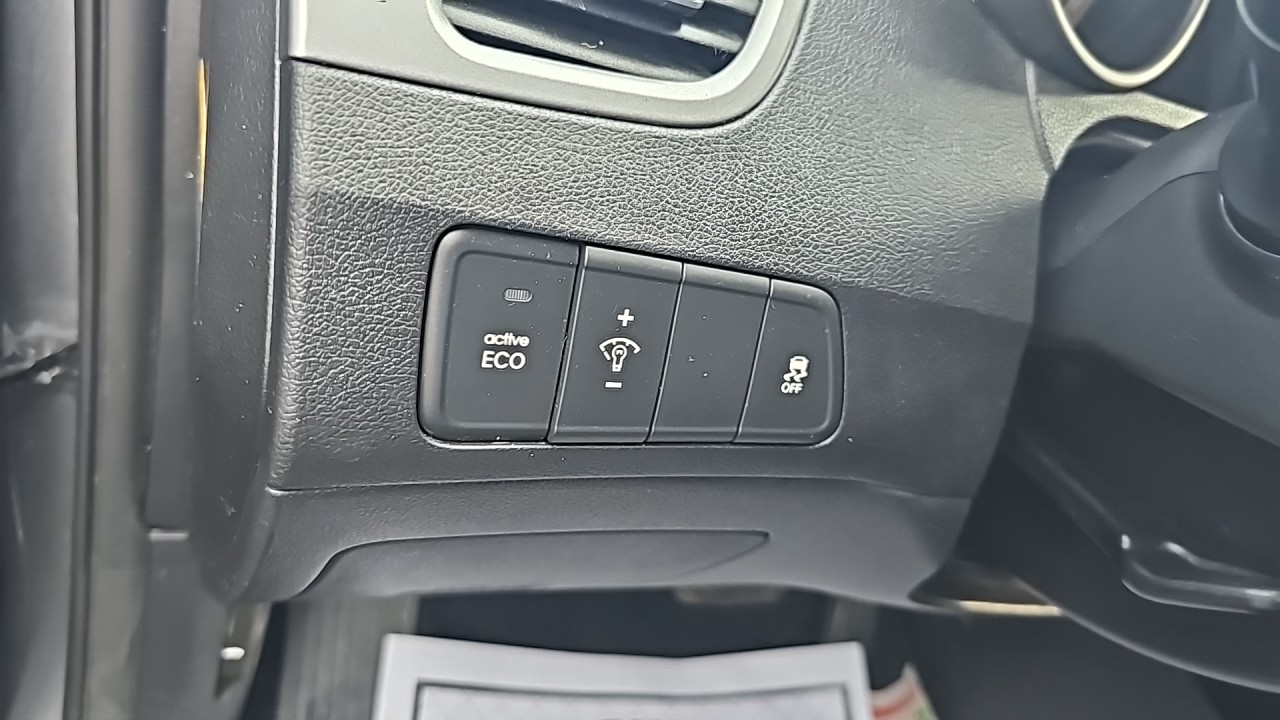 2015 Elantra SE/Rear View Camera/Heated Seats/Sun Roof/Fog Lights/Alloy Wheels/Bluetooth/ECO Mode Good on Gas/USB Port.  S9989.00