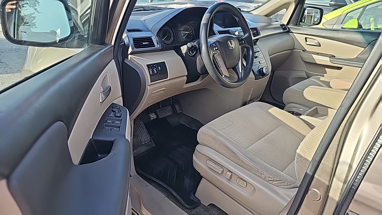 2013-Honda Odyssey/Rear View Camera/Power Seat/Alloy Wheels/8 Seats/Power Sliding Doors/Rear Air and Heat/Roof Wrack. $11989
