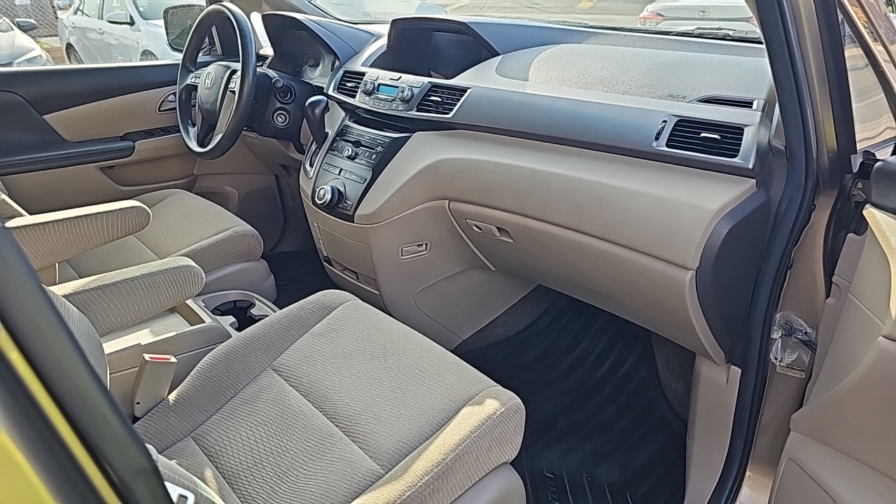 2013-Honda Odyssey/Rear View Camera/Power Seat/Alloy Wheels/8 Seats/Power Sliding Doors/Rear Air and Heat/Roof Wrack. $11989