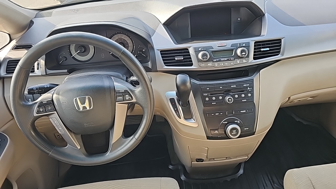 2013-Honda Odyssey/Rear View Camera/Power Seat/Alloy Wheels/8 Seats/Power Sliding Doors/Rear Air and Heat/Roof Wrack. $11989