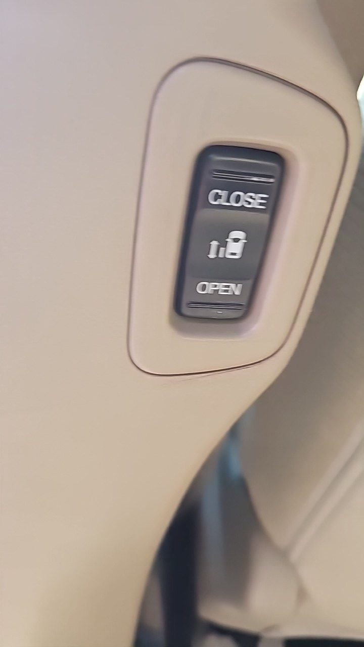 2013-Honda Odyssey/Rear View Camera/Power Seat/Alloy Wheels/8 Seats/Power Sliding Doors/Rear Air and Heat/Roof Wrack. $11989