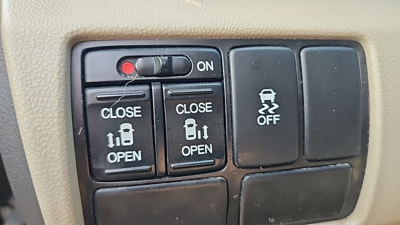 2013-Honda Odyssey/Rear View Camera/Power Seat/Alloy Wheels/8 Seats/Power Sliding Doors/Rear Air and Heat/Roof Wrack. $11989