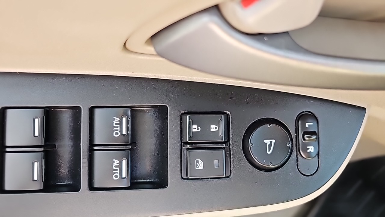 2013-Honda Odyssey/Rear View Camera/Power Seat/Alloy Wheels/8 Seats/Power Sliding Doors/Rear Air and Heat/Roof Wrack. $11989