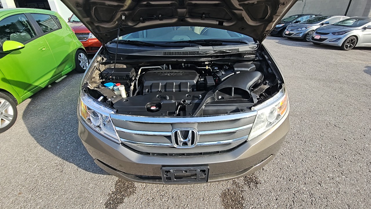 2013-Honda Odyssey/Rear View Camera/Power Seat/Alloy Wheels/8 Seats/Power Sliding Doors/Rear Air and Heat/Roof Wrack. $11989