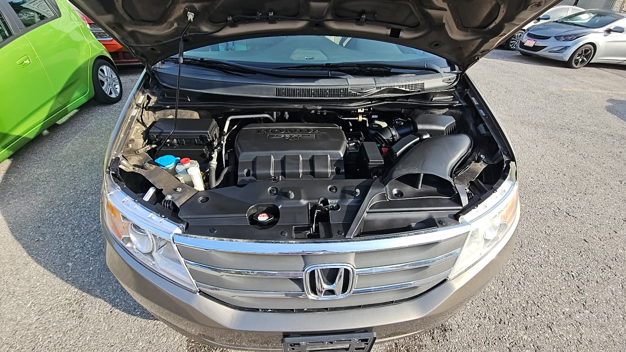 2013-Honda Odyssey/Rear View Camera/Power Seat/Alloy Wheels/8 Seats/Power Sliding Doors/Rear Air and Heat/Roof Wrack. $11989